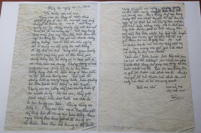 Bức thư của nữ tiểu đội trưởng Võ Thị Tần gửi cho mẹ trước 5 ngày chị hi sinh. (ảnh Hoài Nam)