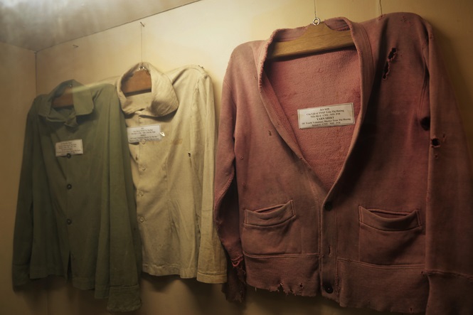 3 chiếc áo của chị Hường, chị Lợi và chị Xuân được lưu giữ tại bảo tàng ngã ba Đồng Lộc. (ảnh Hoài Nam)