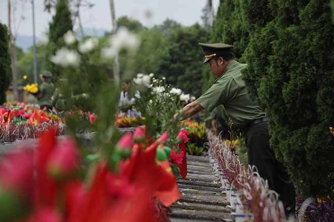 Cán bộ chiến sĩ Cục Truyền thông CAND dâng hương tại Nghĩa trang Vị Xuyên.