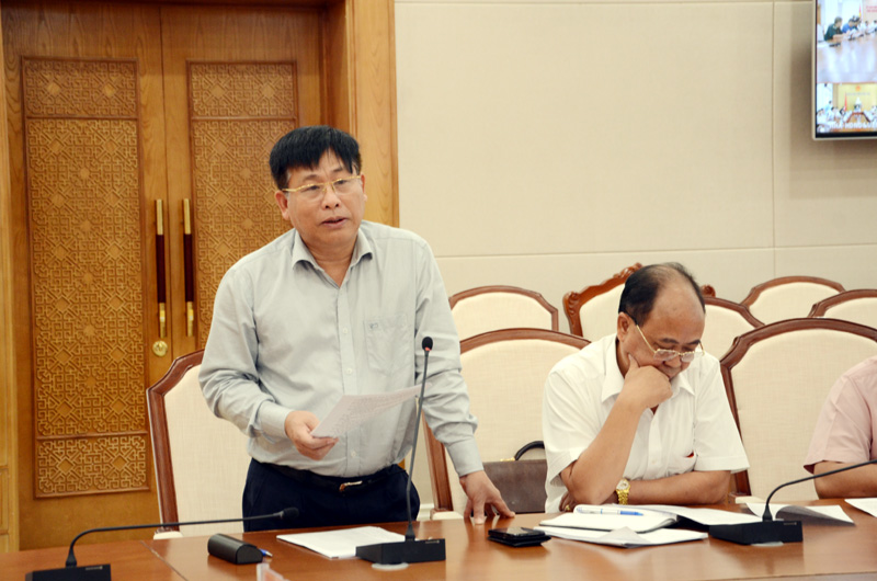Đồng chí Nguyễn Hữu Giang, Giám đốc Sở NN&PTNT thông tin về công tác phòng, chống dịch tả lợn Châu Phi trên địa bàn tỉnh tại cuộc họp.