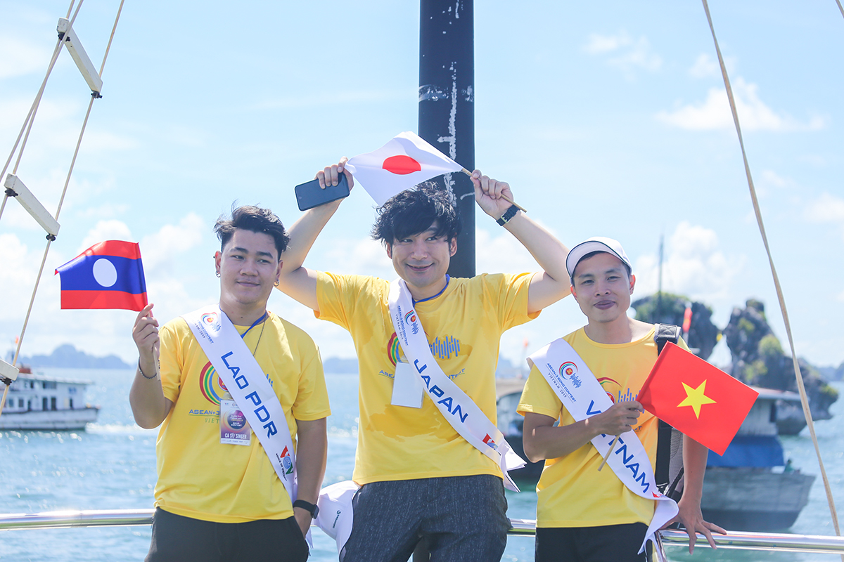 Ca sỹ khách mời đến từ Nhật Bản rất háo hức khi lần đầu được đặt chân đến vịnh Hạ Long