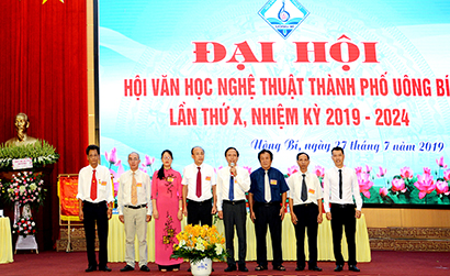 Ban Chấp hành Hội VHNT TP Uông Bí khóa X ra mắt đại hội.