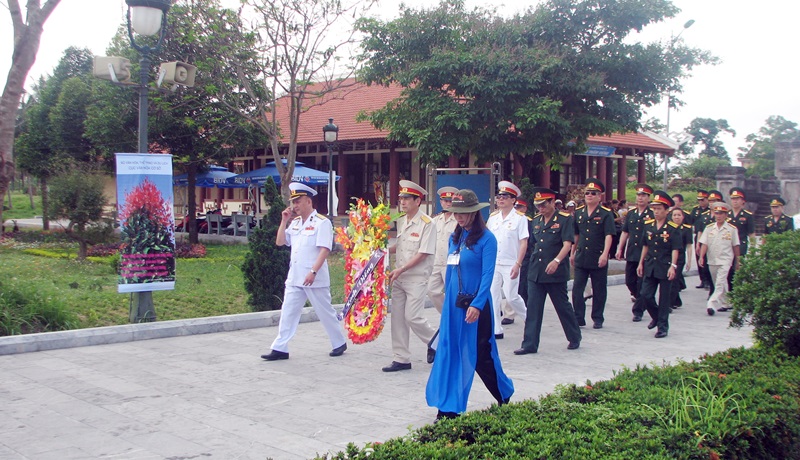 CCB Quảng Ninh vào viếng nghĩa trang liệt sĩ Thành cổ Quảng Trị.
