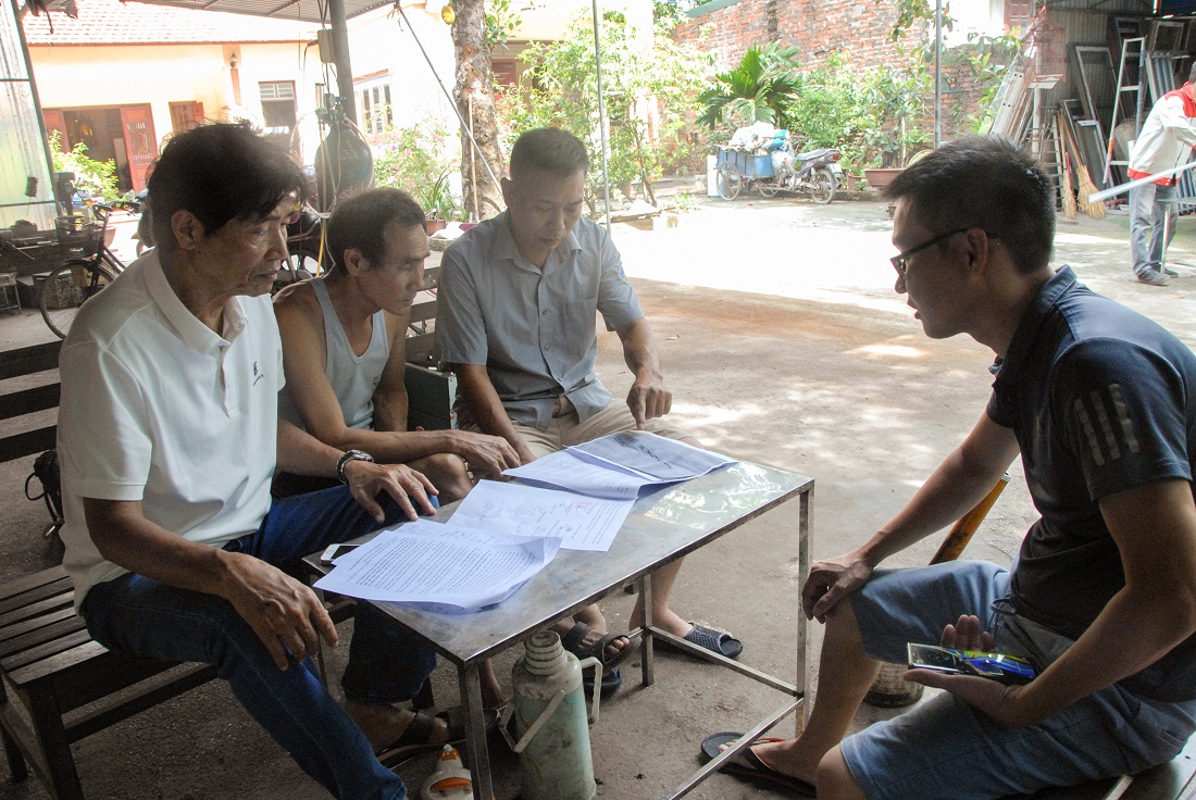 Đại diện các hộ dân khu phố Hòn 1 (phường Cẩm Bình, TP Cẩm Phả) trao đổi với phóng viên về sự việc tại khu phố.