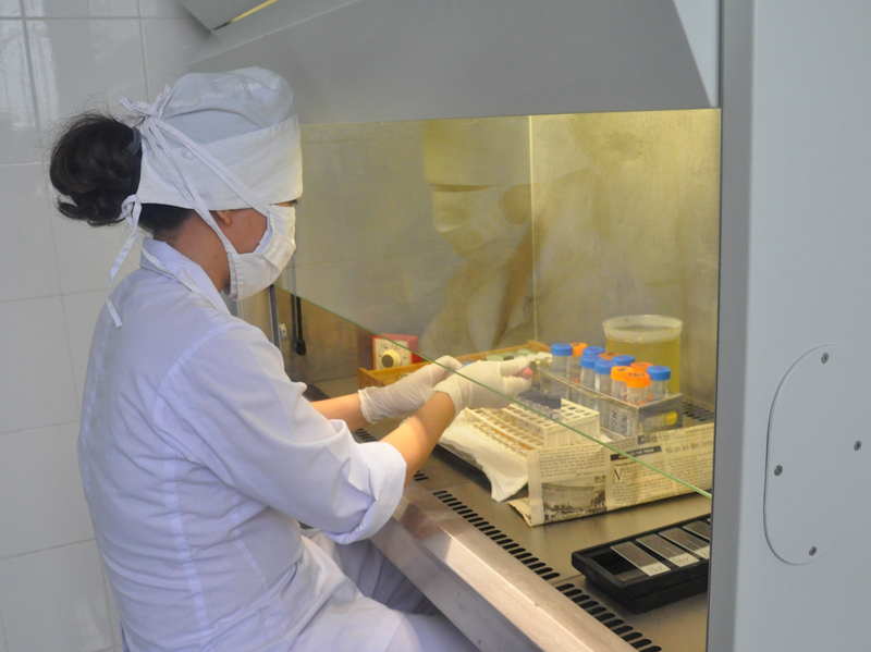 Xét nghiệm tìm vi khuẩn lao tại Bệnh viện Lao và phổi Quảng Ninh.