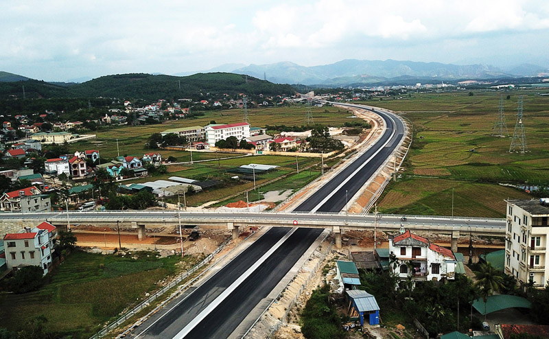 Tuyến đường Cao tốc Hạ Long- Vân Đồn, đoạn qua phường Việt Hưng, TP Hạ Long. Ảnh: Đỗ Phương.