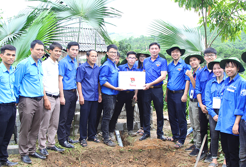 Thăm tặng quà đội hình sinh viên Đại học Quốc gia Hà Nội đang tham gia tình nguyện tại huyện Ba Chẽ.