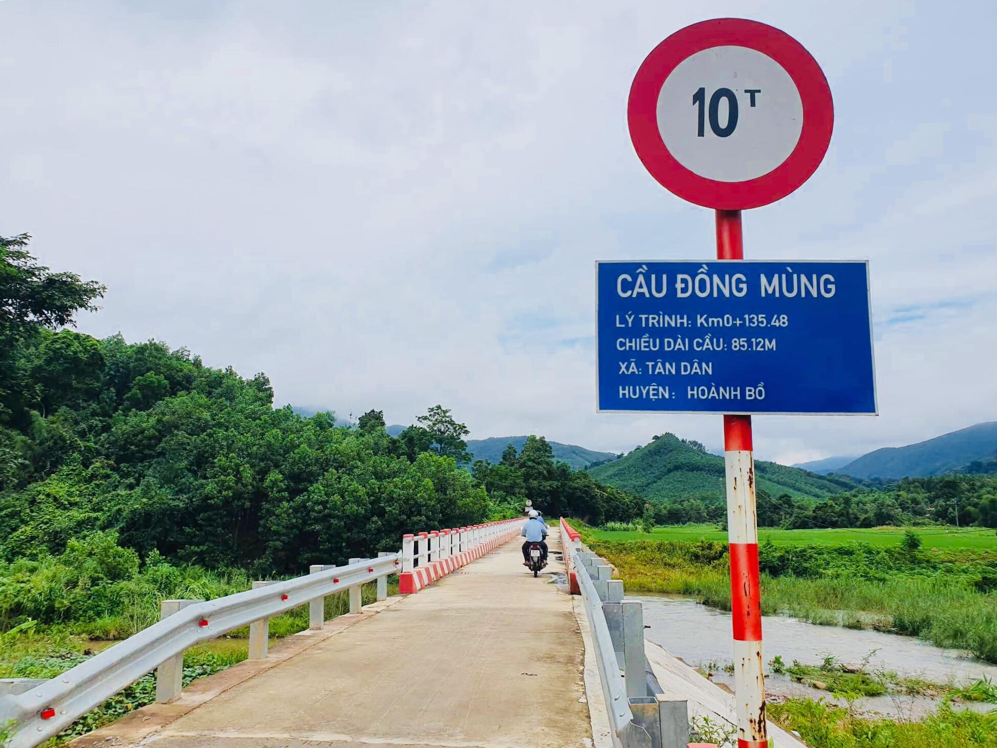 Tuyến đường liên thôn Khe Cát (xã Tân Dân) được đầu tư xây mới từ nguồn vốn chương trình xây dựng nông thôn mới. Ảnh: Hoàng Giang