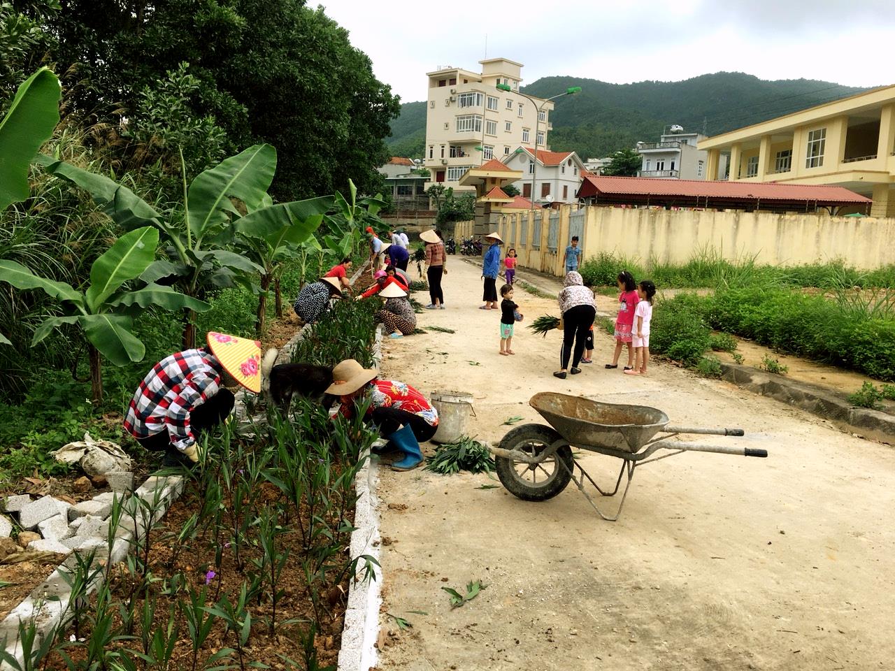 Hội viên phụ nữ xã Hạ Long tham gia xây dựng tuyến đường hoa tại nhà văn hóa thôn 12 