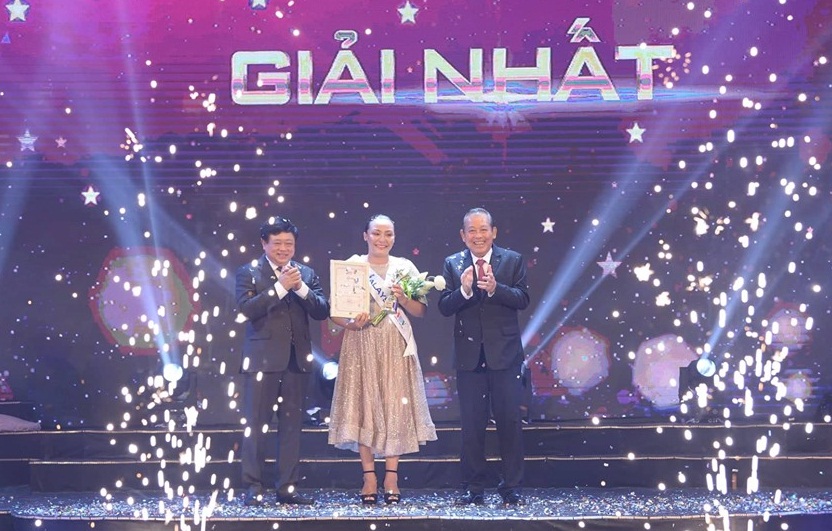 Phó Thủ tướng Trương Hòa Bình và Tổng Giám đốc Đài TNVN Nguyễn Thế Kỷ trao Cúp, bằng chứng nhận và tặng hoa cho thí sinh giải Nhất Rosario Ninih Chamini Bianis đến từ Malaysia.