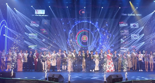 Lãnh đạo Trung ương và tỉnh Quảng Ninh tặng hoa và kỷ niệm chương của Ban tổ chức chương trình cho các thí sinh.