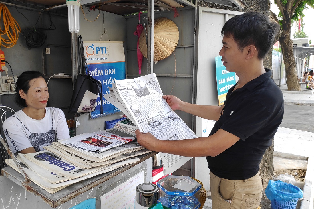 Người dân phường Hồng Hải (TP Hạ Long) đọc báo Báo Quảng Ninh, cập nhật thông tin về kỳ họp HĐND tỉnh.
