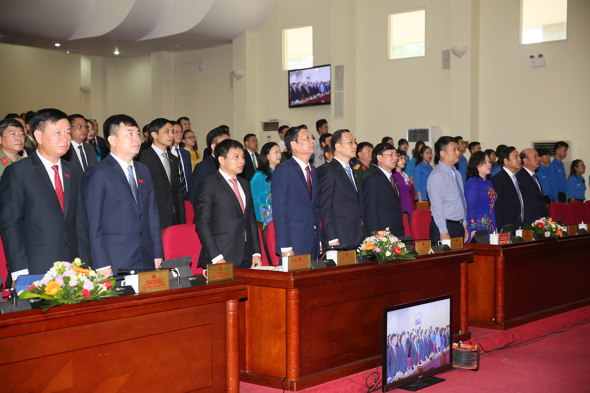 Các đại biểu thực hiện nghi lễ chào cờ tại phiên khai mạc kỳ họp thứ 13, HĐND tỉnh khóa XIII.