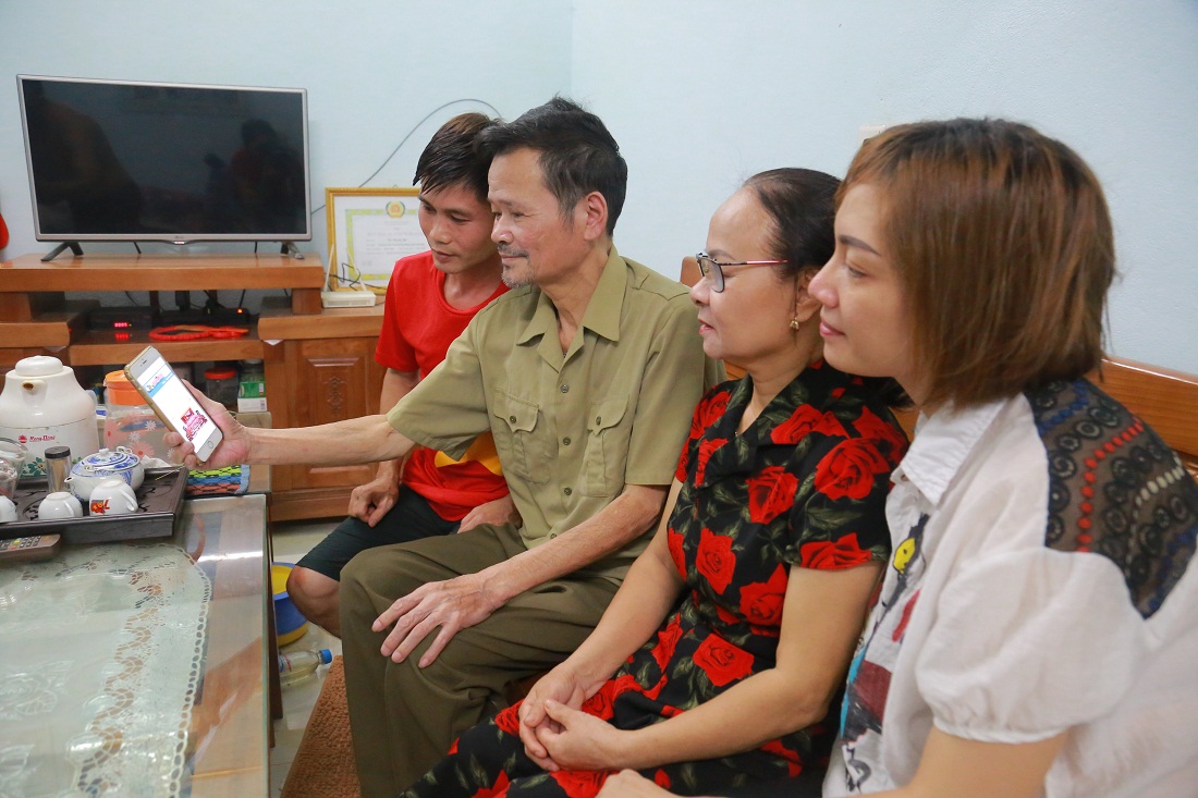 Người dân khu 5, thị trấn Trới (huyện Hoành Bồ) theo dõi thông tin về kỳ họp HĐND tỉnh được cập nhật liên tục trên Báo Quảng Ninh điện tử.