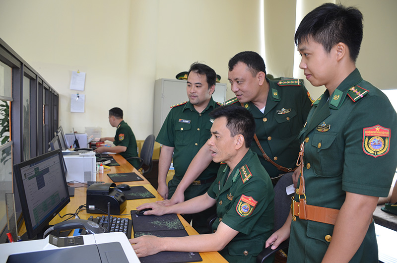 Cán bộ, chiến sỹ Đồn Biên phòng CKQT Móng Cái trao đổi kinh nghiệm sử dụng phần mềm quản lý XNC mới