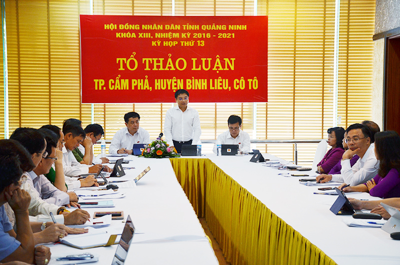 Đồng chí Nguyễn Văn Thắng, Phó Bí thư Tỉnh ủy, Chủ tịch UBND tỉnh phát biểu tại tổ thảo luận số 4