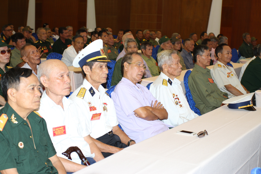 gặp lại đồng ddooijj trong lễ kỷ niệm chiến sĩ Quảng Ninh bị địch bắt tù đày.