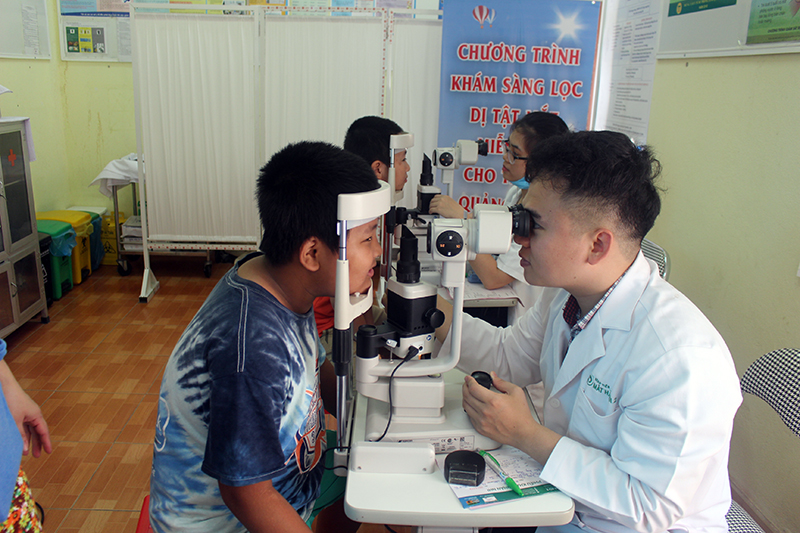 Hơn 50 trẻ em khám sàng lọc, phát hiện, phân loại bệnh về mắt.