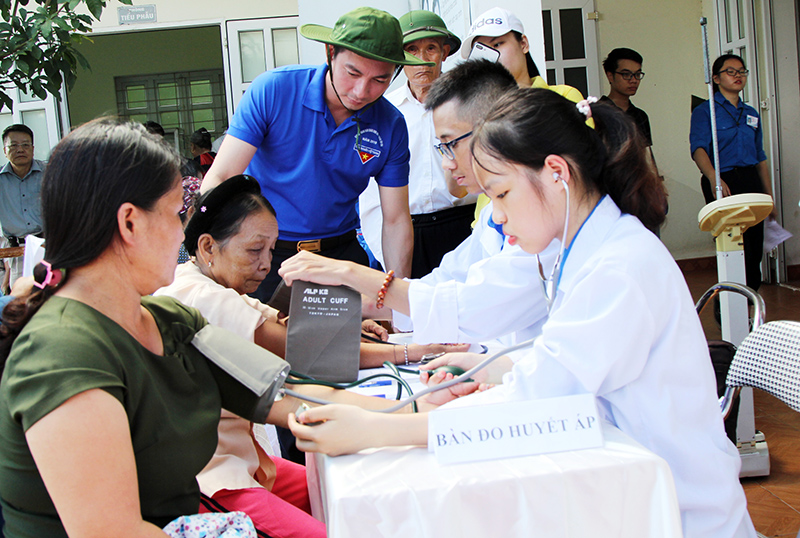 Sinh viên tình nguyện Khoa Y- Dược Đại học Quốc gia Hà nội khám phát thuốc miễn phí và tư vấn sức khỏe cho người dân xã Đạp Thanh, Ba Chẽ