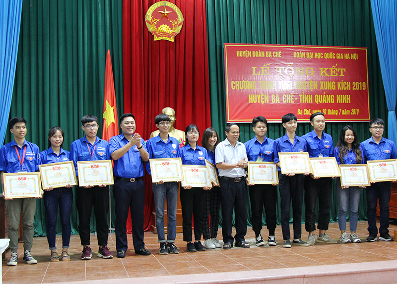 Lãnh đạo Tỉnh đoàn Quảng Ninh, huyện Ba Chẽ khen thưởng cho các cá nhân có thành tích xuất sắc trong tham gia tình nguyện