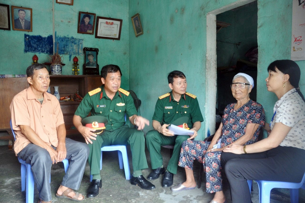Ban CHQS TX Đông Triều thăm hỏi gia đình liệt sĩ Ngô Văn Lơ, xã Hoàng Quế.