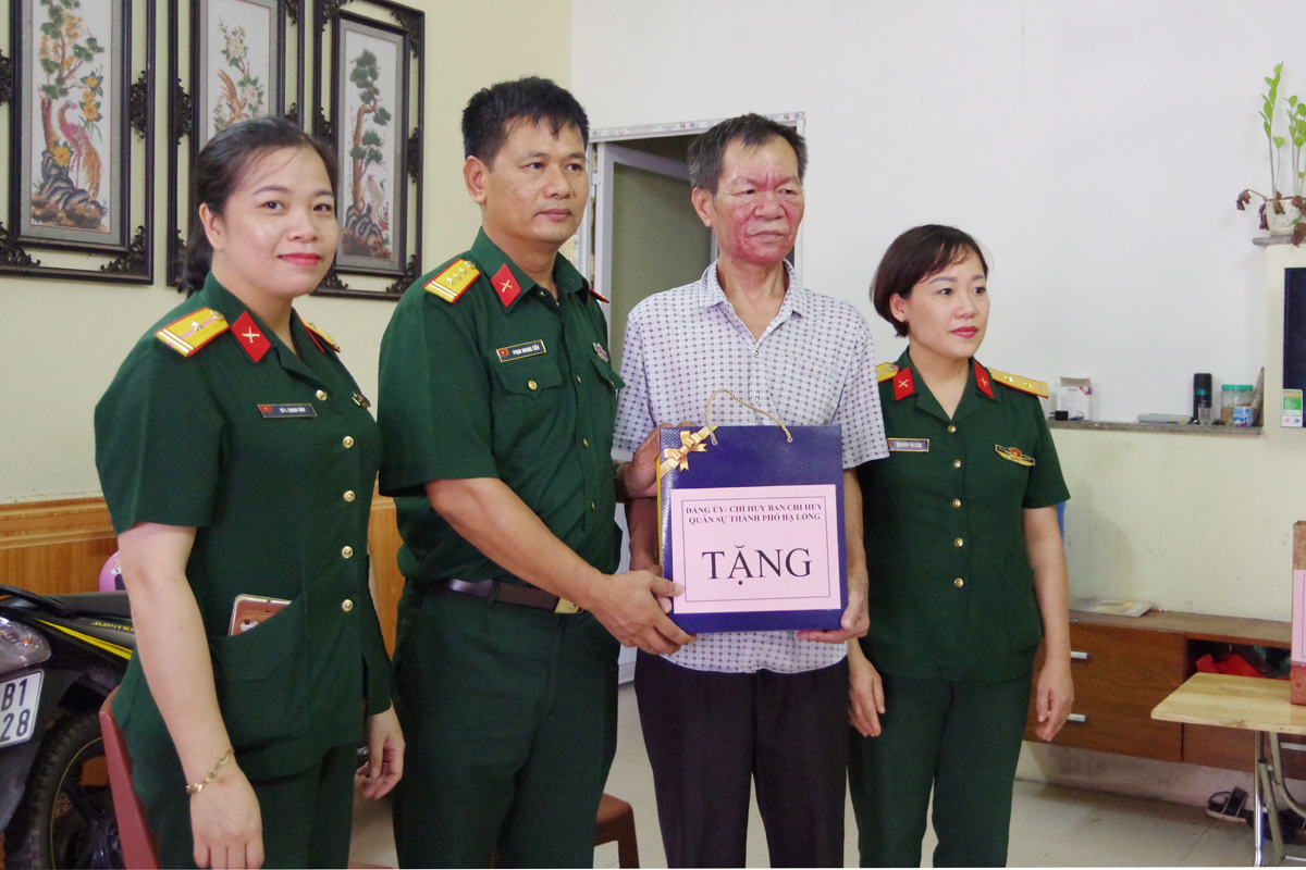 Ban CHQS TP Hạ Long thăm, tặng quà gia đình ông Nguyễn Văn Chung, thương binh ¼, tại khu 8, phường Bãi Cháy, TP Hạ Long.