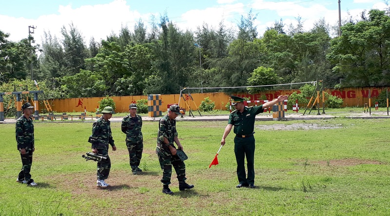Cán bộ, chiến sĩ Đồn BP Trà Cổ thao tác thực hành huấn luyện sẵn sàng chiến đấu. 