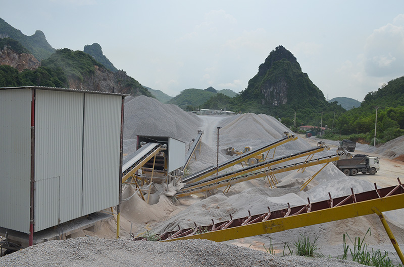 Khai thác đá làm vật liệu xây dựng tại Hoành Bồ