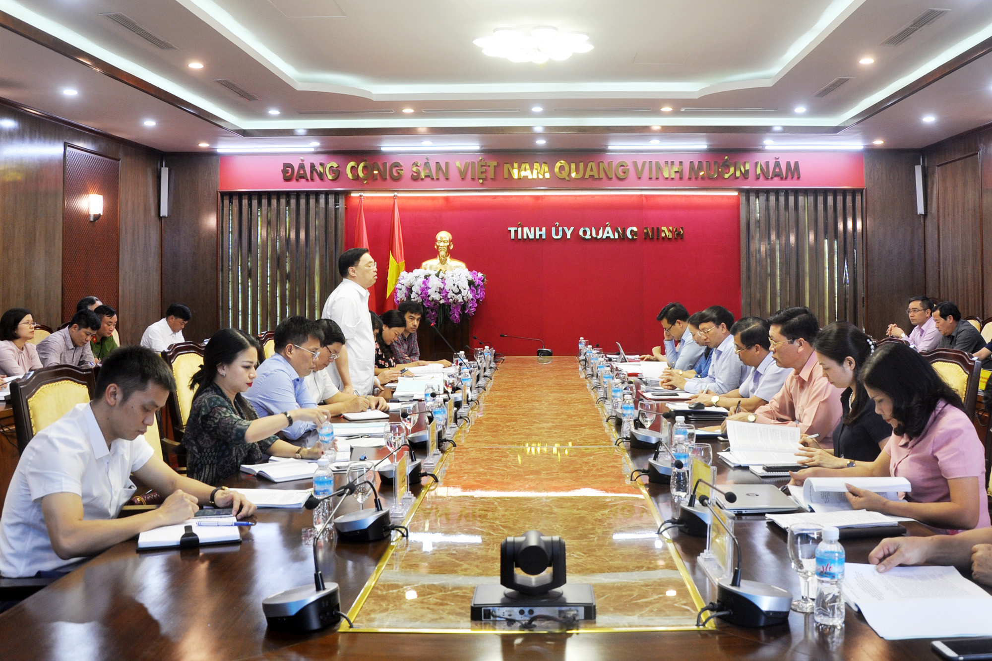 Đoàn khảo sát của Ban Tuyên giáo Trung ương làm việc với Thường trực Tỉnh ủy Quảng Ninh về thực hiện Quyết định số 221-QĐ/TW. Ảnh: Thu Chung