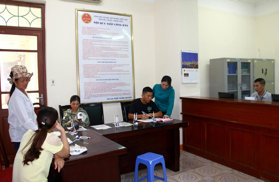 Người dân thực hiện kê khai nộp thuế tại Chi cục Thuế huyện Vân Đồn.