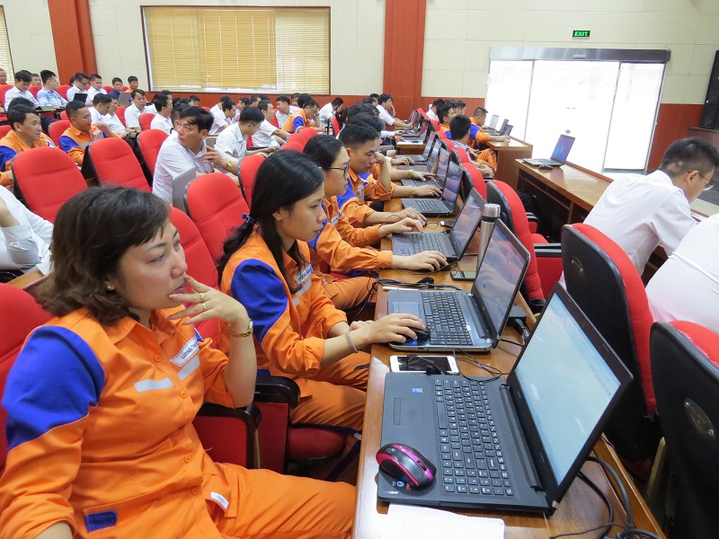 Cán bộ nhân viên Điện lực Quảng Ninh tập huấn ứng dụng