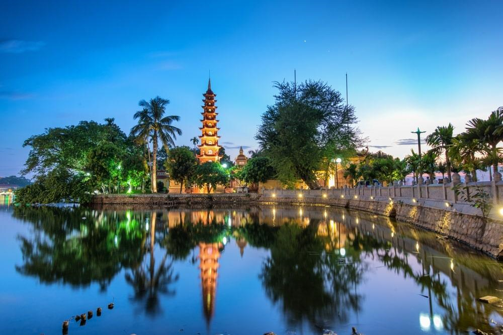  Chùa Trấn Quốc (Việt Nam): Nằm bên hồ Tây rộng lớn giữa trung tâm thủ đô Hà Nội, Trấn Quốc được xem là một trong những ngôi chùa cổ nhất Việt Nam với 1.500 tuổi. Ngôi chùa gồm có 3 tòa nhà chính, đó là tiền đường, nhà thiêu hương và thượng điện. Khuôn viên chùa nổi bật với bảo tháp lục độ đài sen cao 15 m, được xây dựng năm 1998 gồm 11 tầng.