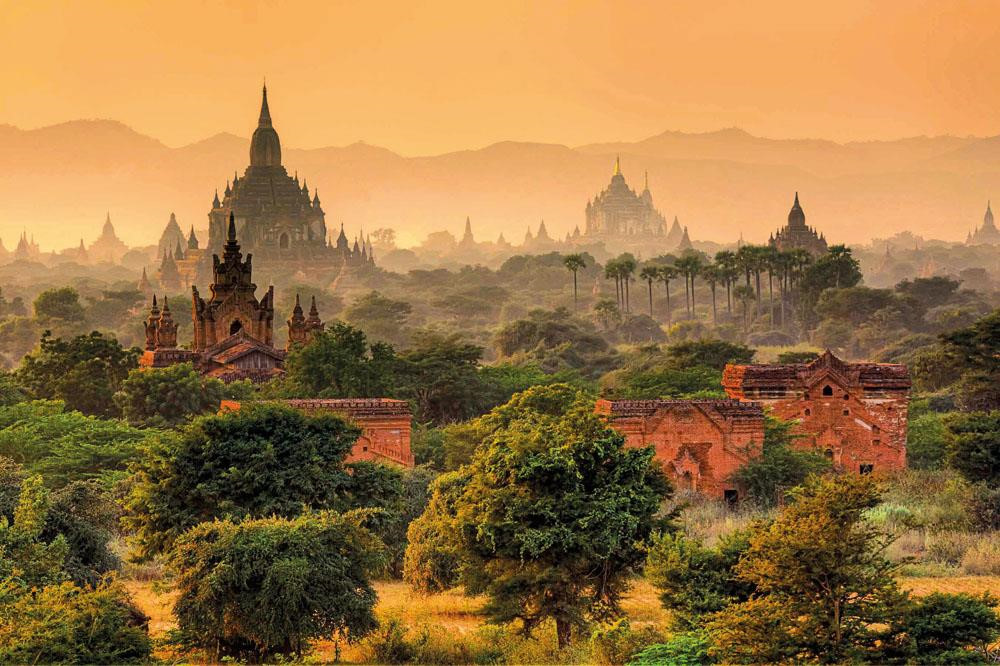  Quần thể đền chùa Bagan (Myanmar): Bagan là vùng đất sở hữu quần thể đền chùa có cách thiết kế độc đáo. Khoảng 2.000 công trình kiến trúc Phật giáo được xây dựng trên vùng đất rộng lớn đã tạo nên khung cảnh huyền ảo, bí ẩn cho nơi đây. Từ Dhammayangyi lớn nhất Bagan đến Shwezigon, ngôi chùa mạ vàng đầu tiên Myanmar, mỗi công trình đều mang một nét đẹp khác nhau, hấp dẫn du khách.