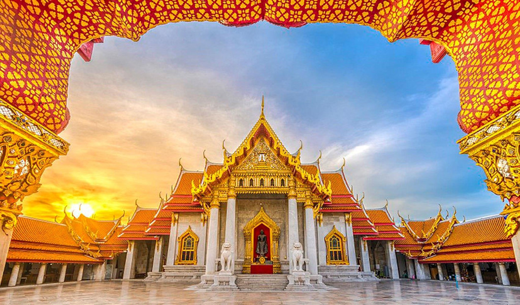 Đền Wat Benchamabophit (Thái Lan): Đền Wat Benchamabophit nằm ở thủ đô Bangkok, Thái Lan, được hoàn thành vào năm 1911 và xây dựng hoàn toàn bằng đá cẩm thạch Carrara của Italy nhập khẩu. Phòng trưng bày của ngôi đền có 52 bức tượng Phật trên các cột riêng lẻ.