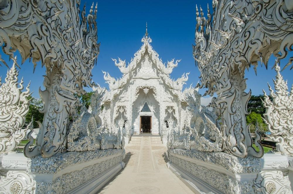  Wat Rong Khun (Thái Lan): Được thành lập vào năm 1997, ngôi đền Wat Rong Khun phía bắc Thái Lan bao phủ một màu trắng xóa, được thiết kế và tài trợ bởi họa sĩ người Thái Chalermchai Kositpipat. Ngôi đền nổi bật với các tuyệt tác chạm khắc cầu kỳ bên ngoài. Nội thất bên trong của ngôi đền chính được trang trí đầy màu sắc. Du khách tới đây phải tuân thủ các quy tắc ăn mặc và cư xử trong đền.
