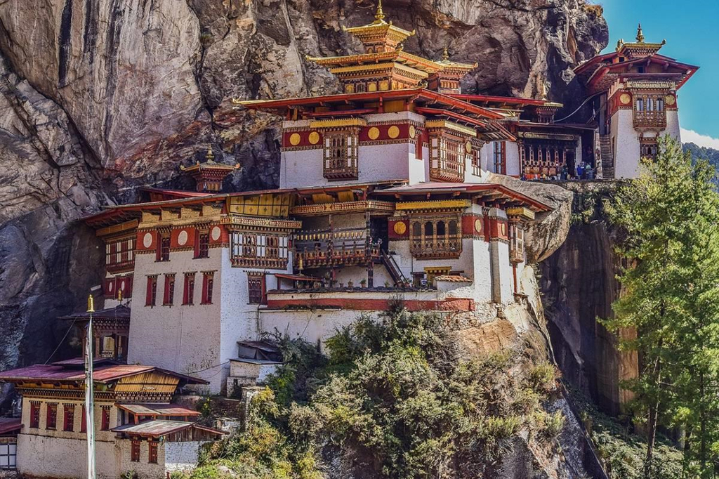  Paro Taktsang (Bhutan): Ở Bhutan, Paro Taktsang là ngôi đền nằm trên vách đá. Để tới đây, bạn phải đi bộ, leo dốc qua thác nước, bánh xe cầu nguyện và quán trà Tây Tạng với tầm nhìn tuyệt đẹp. Padmasambhava, đạo sư đưa Phật giáo đến Bhutan, được cho là đã thiền định 3 năm trong các hang động của Paro Taktsang.
