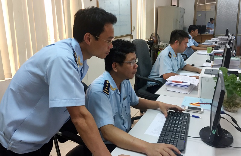 Cán bộ công chức Cục Hải quan Quảng Ninh thực hiện công tác nghiệp vụ.