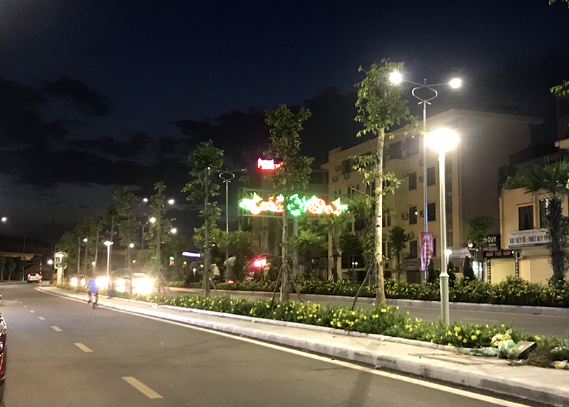 Hệ thống đèn LED tiết kiệm điện trên đường Nguyễn Văn Cừ, TP Hạ Long.