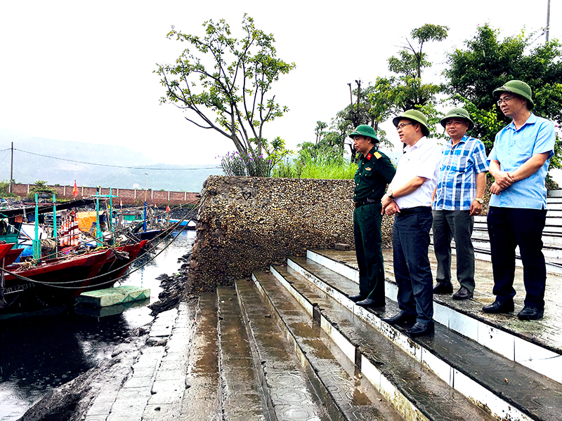 Phó Chủ tịch UBND thành phố Cẩm Phả Đinh Ngọc Chiến kiểm tra khu vực neo đậu tầu thuyền tại bãi tắm Quảng Hồng, phường  Cẩm Sơn, TP Cẩm Phả 