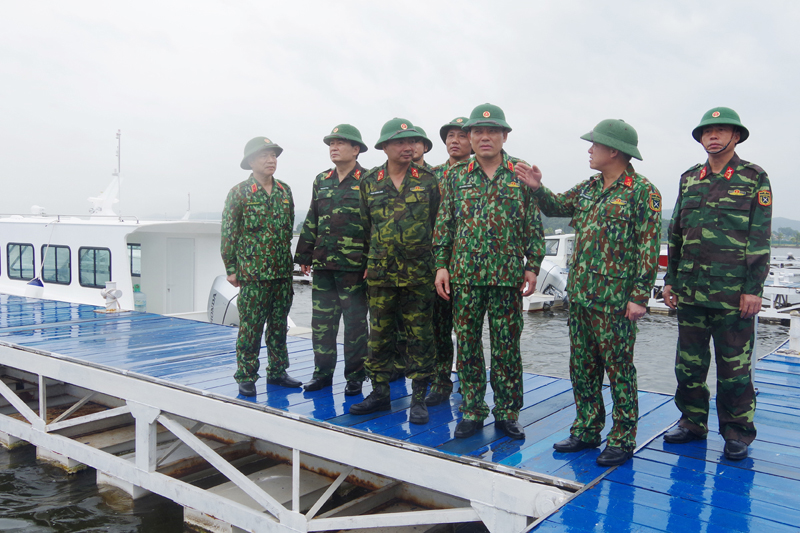 Thiếu tướng Đỗ Phương Thuấn, Phó Tư lệnh Quân khu 3 cùng đoàn công tác kiểm tra công tác phòng ,chống bão tại TP Hạ Long