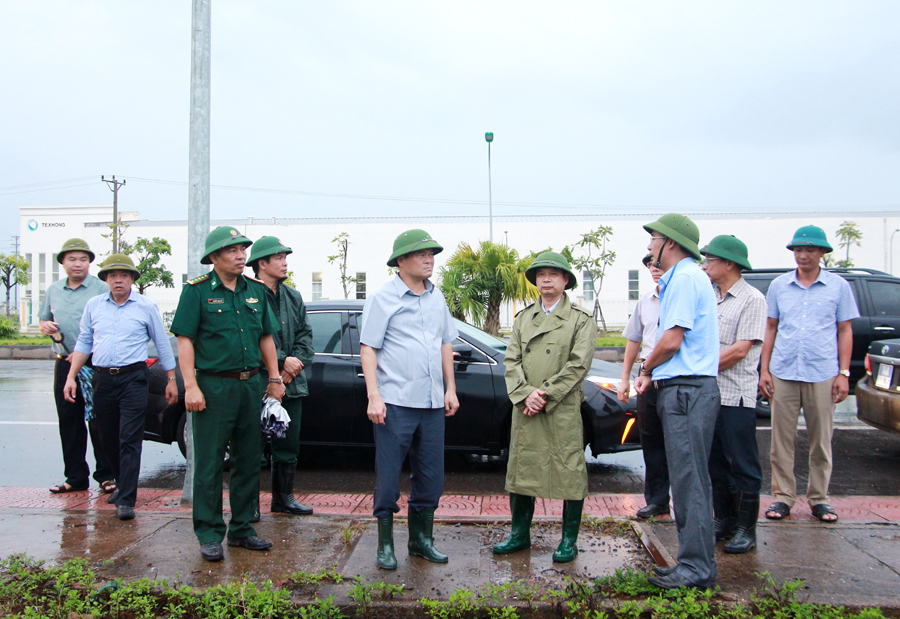 Đồng chí Bùi Văn Khắng, Phó Chủ tịch UBND tỉnh, kiểm tra công tác phòng, chống bão số 3 tại Hải Hà.
