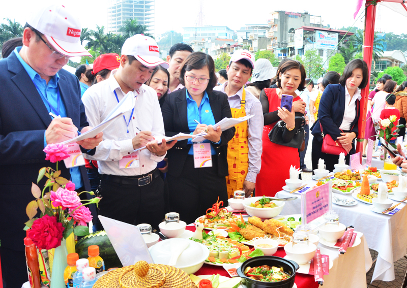 Nhân Ngày gia đình Việt Nam 2019, Liên đoàn Lao động tỉnh tổ chức Hội thi nấu ăn giỏi trong công nhân, viên chức, người lao động với chủ đề “Bữa cơm gia đình ấm áp yêu thương. Ảnh Thu Chung
