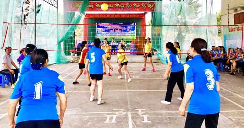 Hưởng ững các hoạt động bảo vệ gia đình hạnh phúc, phụ nữ khu Nam Trung, phường Nam Khê (TP Uông Bí) tổ chức thi bóng chuyền hơi 