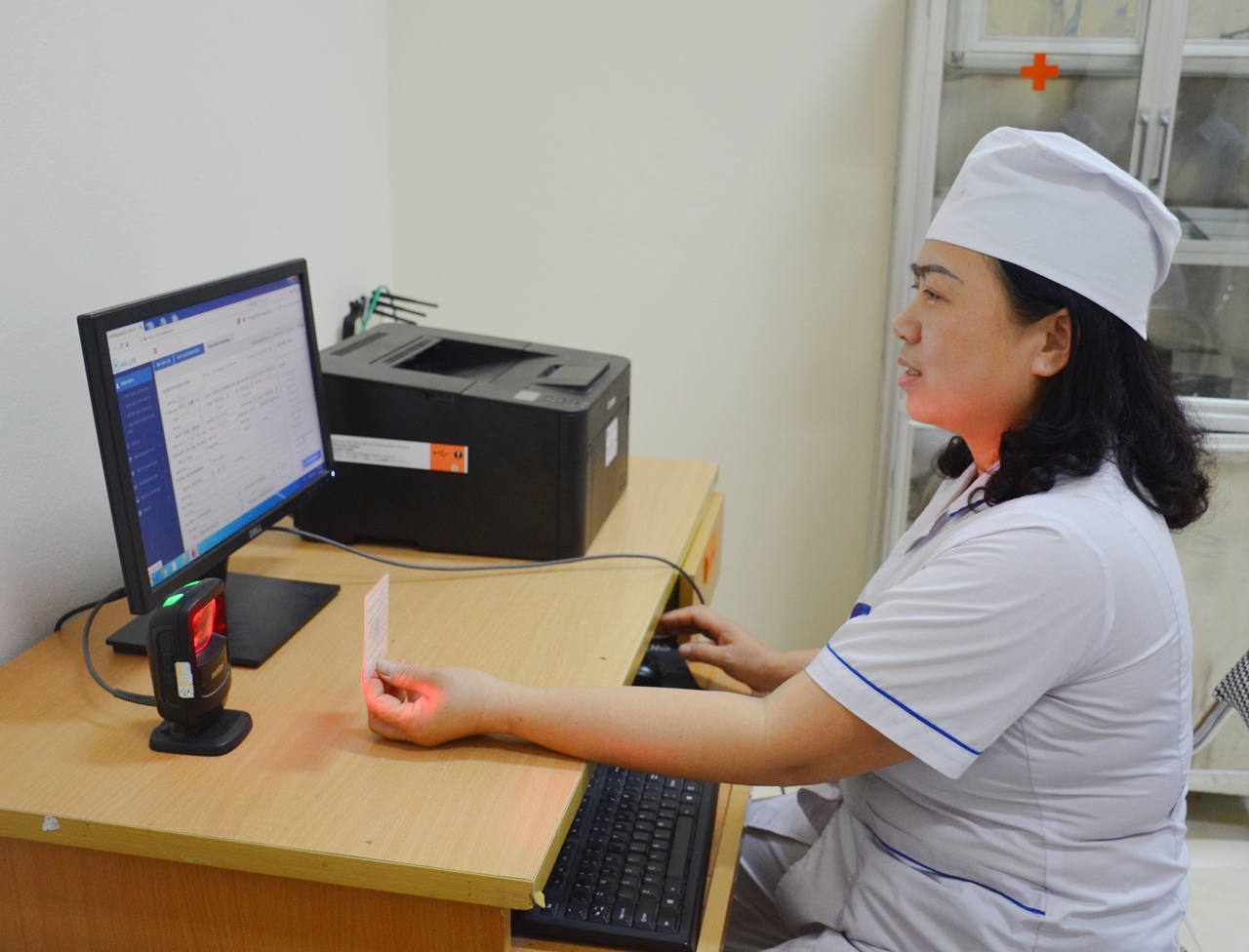 Nhân viên y tế Trạm Y tế xã Bình Khê, TX Đông Triều đang cập nhật thông tin người bệnh vào phần mềm hồ sơ quản lý sức khỏe điện tử.