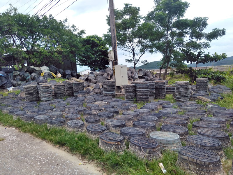 Dọc đường ra khu vực Cống Cách, thôn 4, xã Vĩnh Trung, chúng tôi bắt gặp rất nhiều những đống lồng như thế này.
