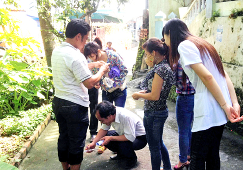 Can bộ Trung tâm Y tế TP Hạ Long giám sát mật độ muỗi truyenf bệnh sốt xuất huyết tại phường Bạch Đằng, TP Hạ Long.