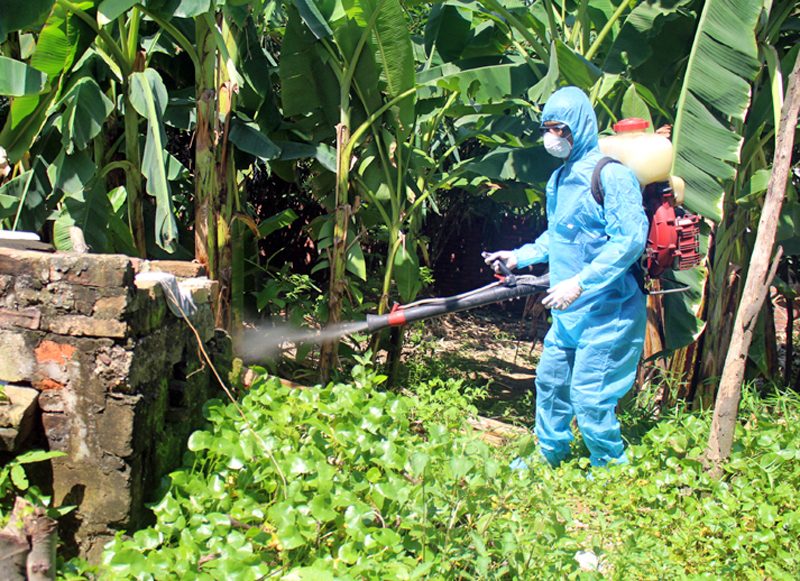 Cán bộ Trung tâm Y tế TX Đông Triều phun diệt muỗi bằng hóa chất trên địa bàn đểphòng bệnh cho cộng đồng.