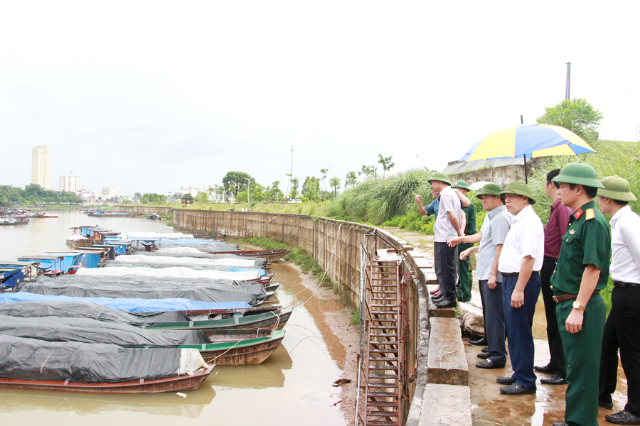 Đồng chí Bùi Văn Khắng, Phó Chủ tịch UBND tỉnh, kiểm tra công tác phòng, chống bão trên sông Ka Long.