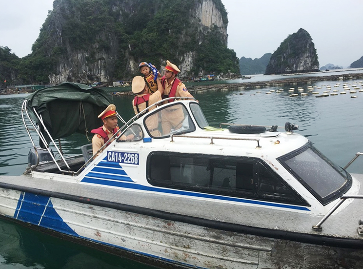 Phòng Cảnh sát đường thủy, Công an tỉnh kêu gọi tàu, thuyền về nơi tránh trú an toàn.