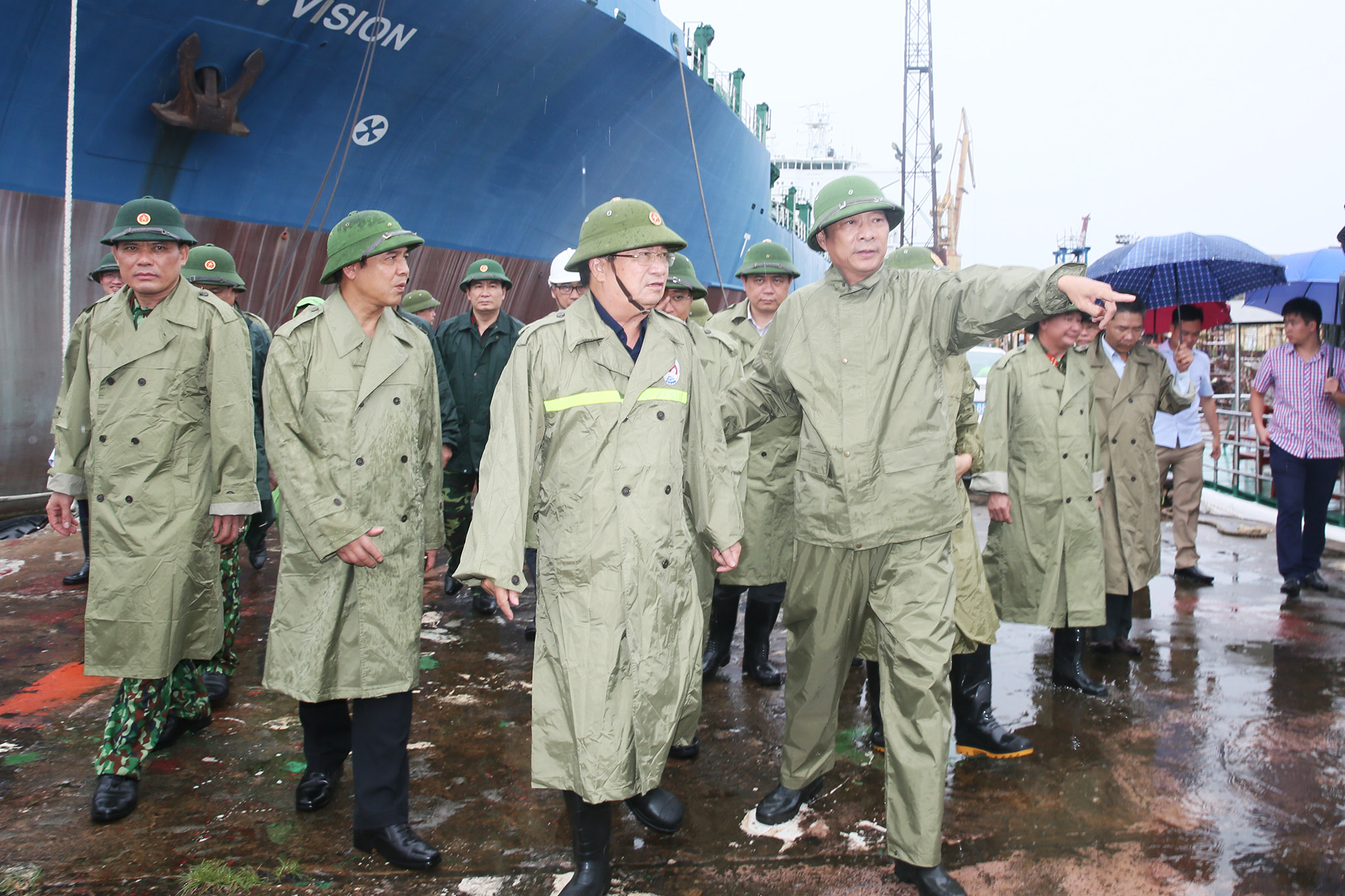Phó Thủ tướng Trịnh Đình Dũng kiểm tra công tác chống bão tại Quảng Ninh